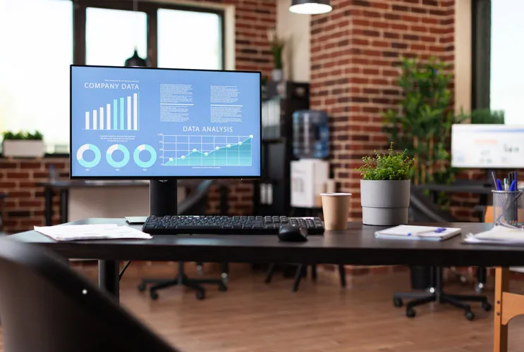 Arbeitsplatz mit Datenanalyse-Monitor im Büro